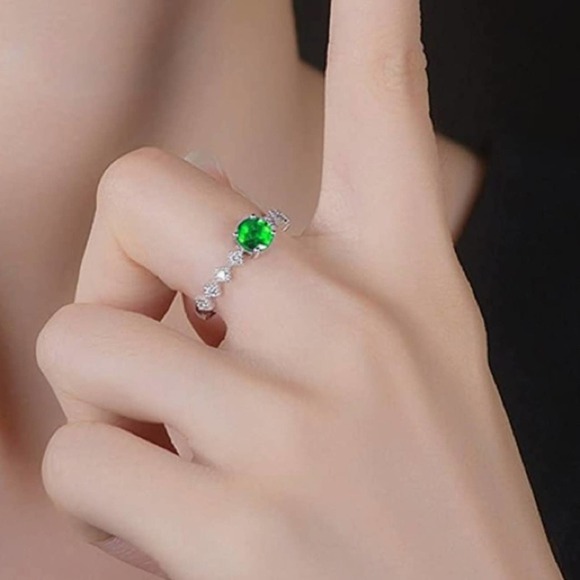 Sterling Silver Emerald Ring - Picture 4 of 7